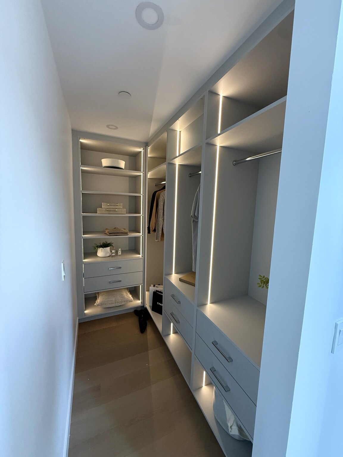 Walk-in closet with integrated vertical lighting